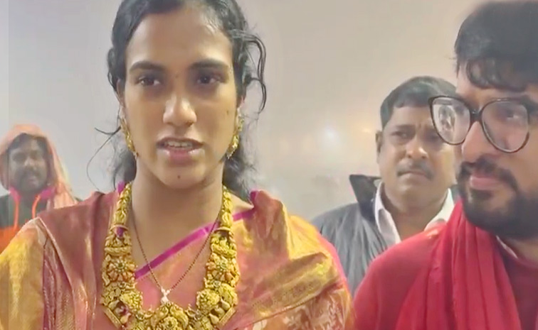 PV Sindhu and her husband Venkata Datta Sai visit Tirumala Photos10