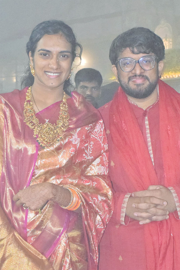 PV Sindhu and her husband Venkata Datta Sai visit Tirumala Photos2