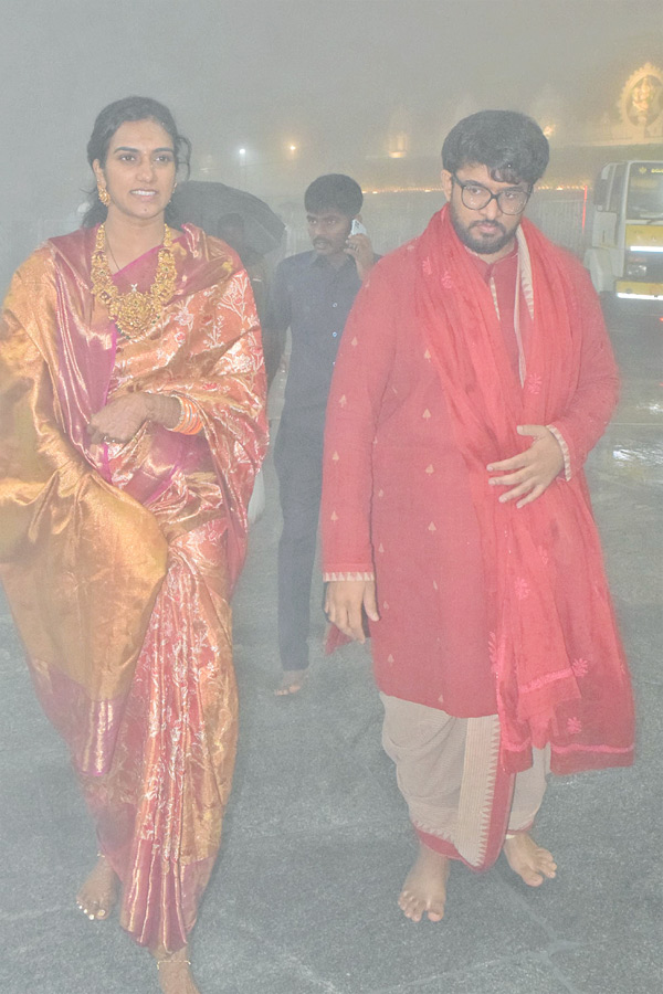 PV Sindhu and her husband Venkata Datta Sai visit Tirumala Photos12