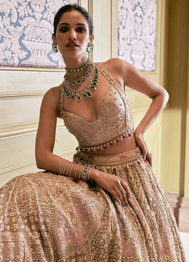 Popular Designer Tarun Tahiliani designer amazing bridal lehenga12