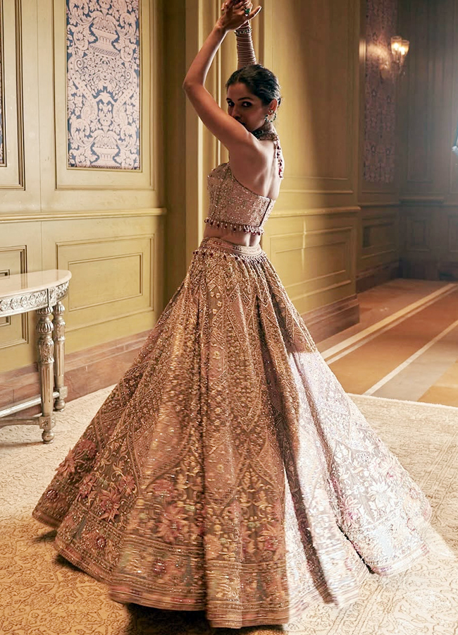 Popular Designer Tarun Tahiliani designer amazing bridal lehenga13