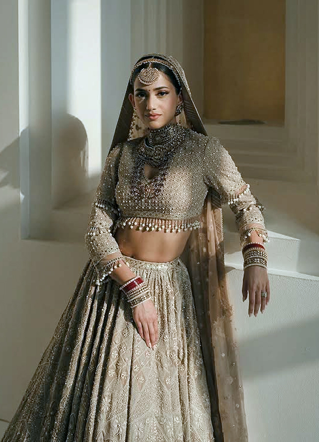 Popular Designer Tarun Tahiliani designer amazing bridal lehenga15