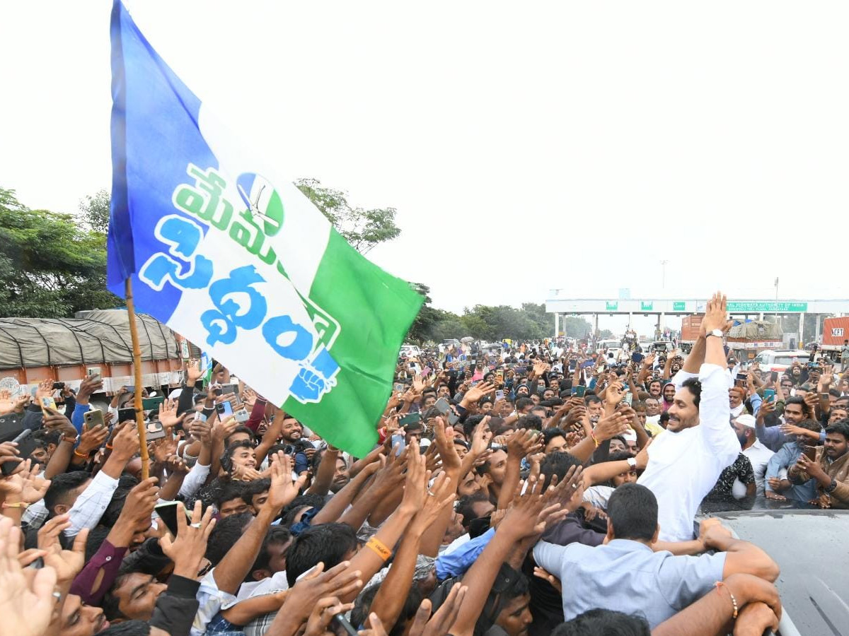 YS Jagan Mohan Reddy grand welcome Photos9