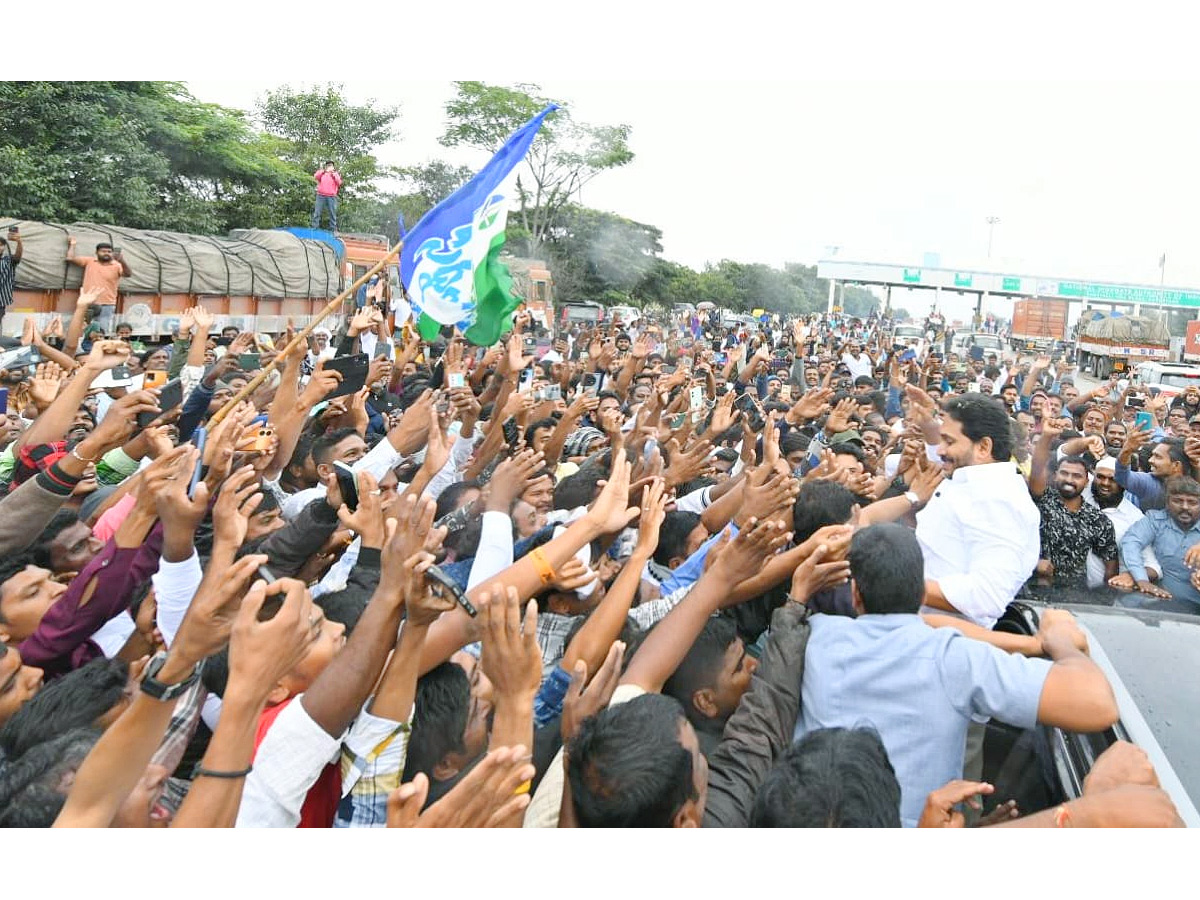 YS Jagan Mohan Reddy grand welcome Photos10