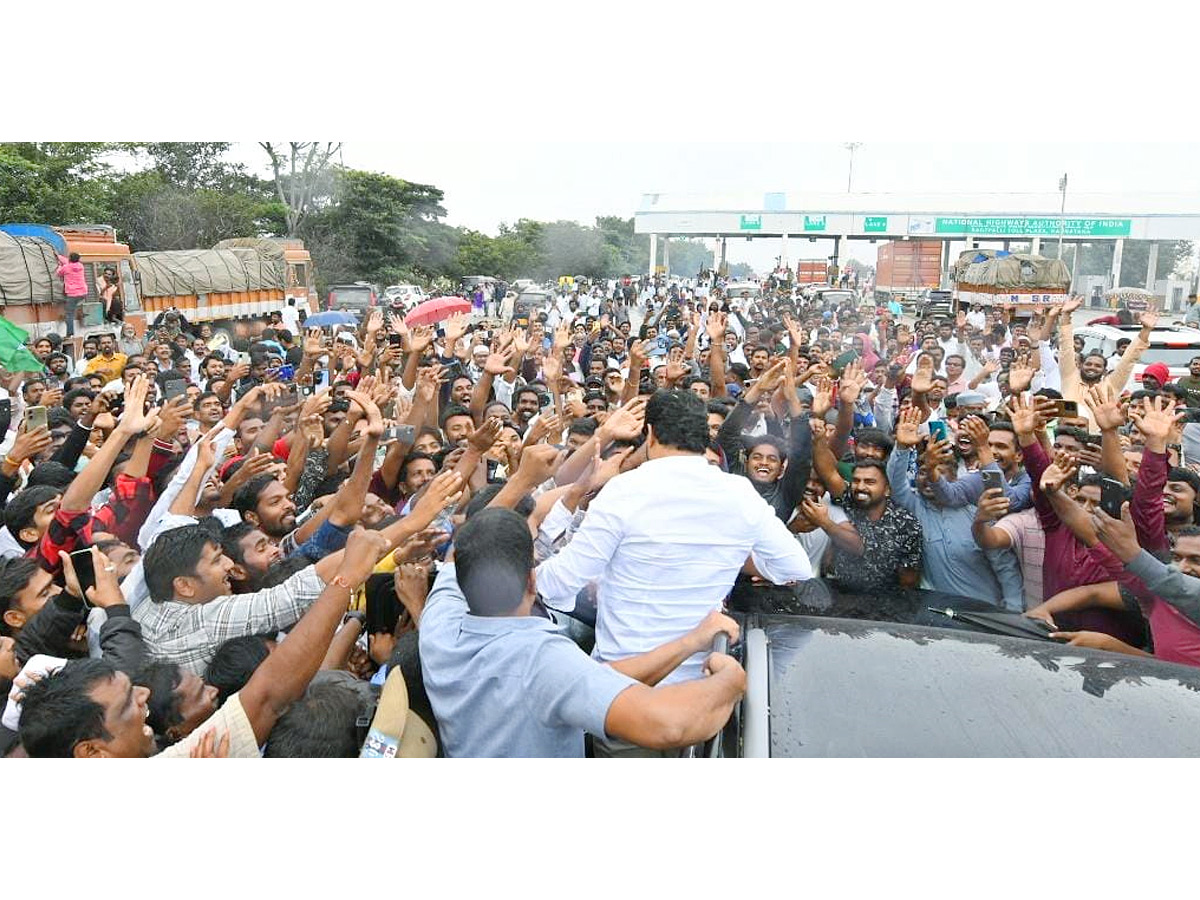 YS Jagan Mohan Reddy grand welcome Photos11