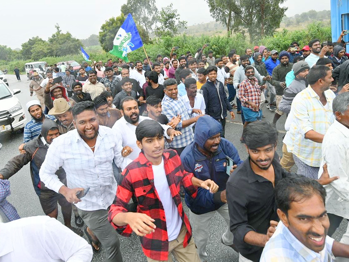 YS Jagan Mohan Reddy grand welcome Photos12