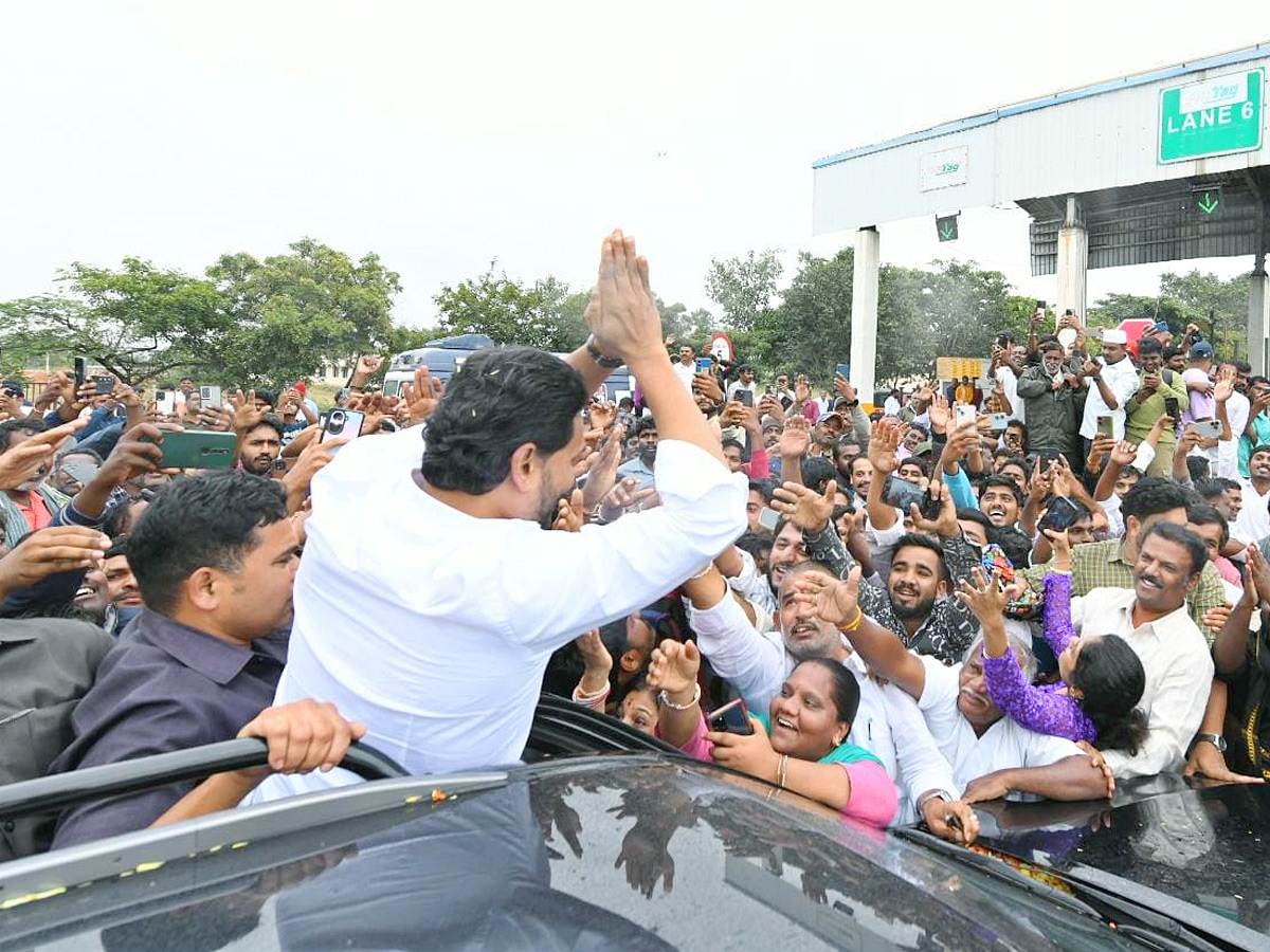 YS Jagan Mohan Reddy grand welcome Photos2