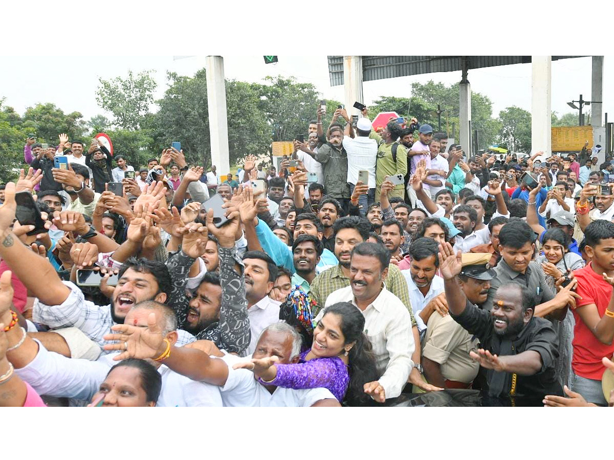 YS Jagan Mohan Reddy grand welcome Photos3