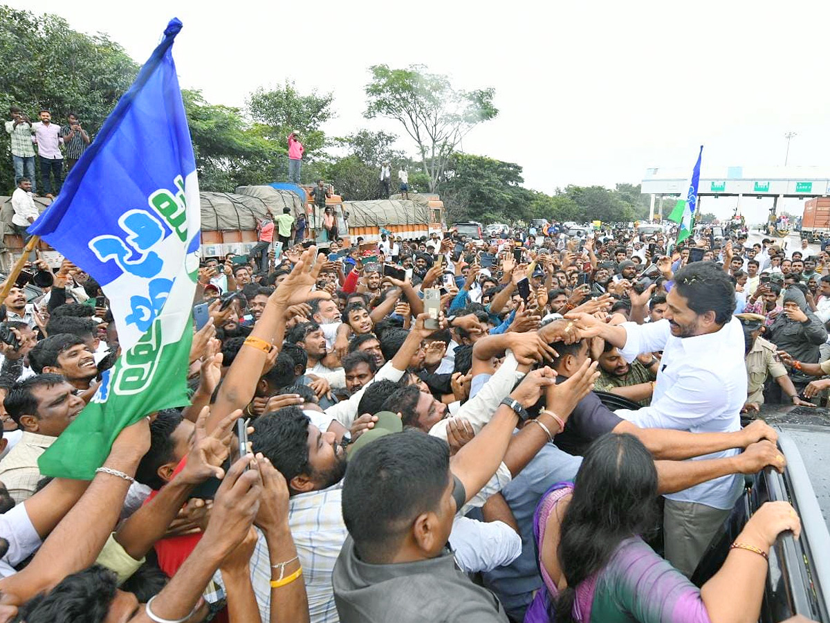 YS Jagan Mohan Reddy grand welcome Photos5