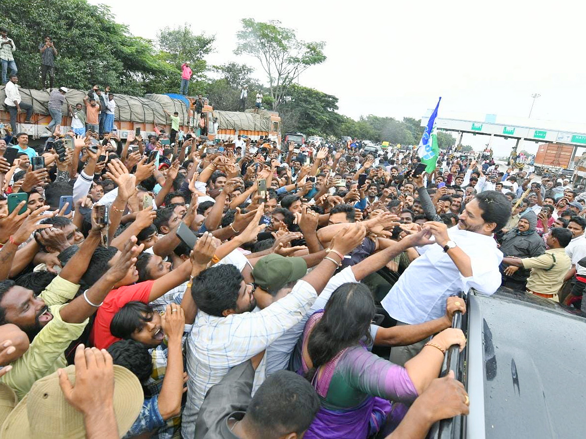 YS Jagan Mohan Reddy grand welcome Photos6