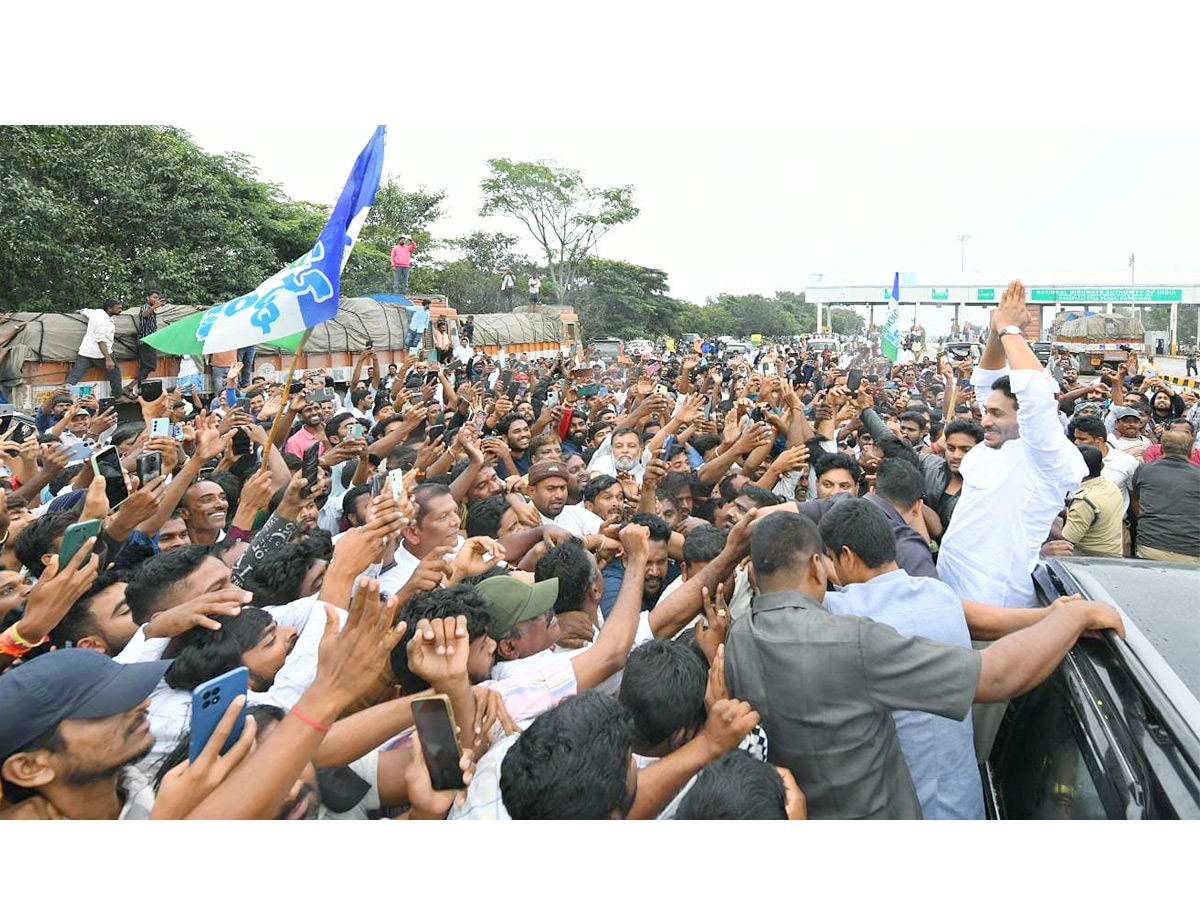 YS Jagan Mohan Reddy grand welcome Photos7