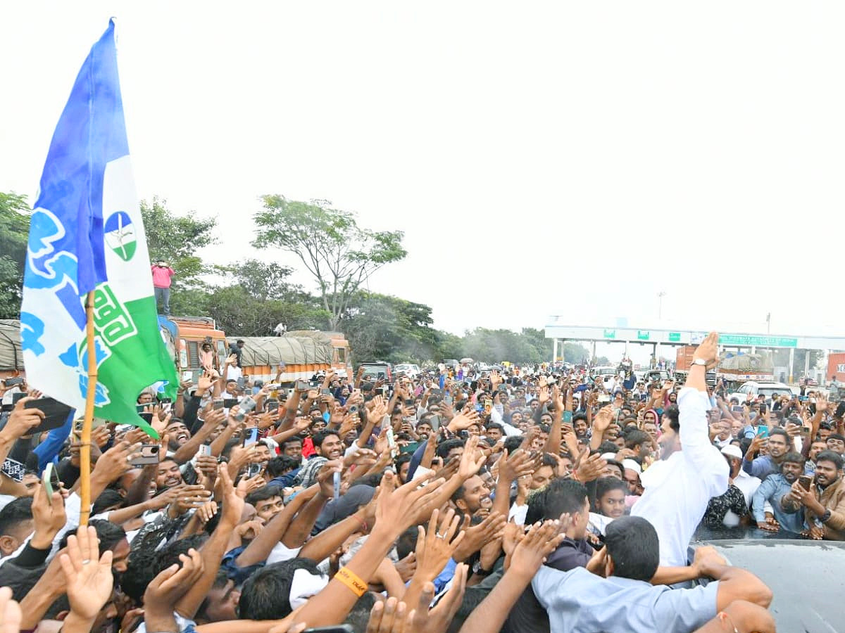 YS Jagan Mohan Reddy grand welcome Photos8