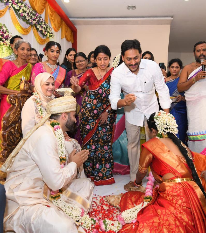 YS Jagan and YS Bharathi attends Wedding at Pulivendula Photos goes viral2