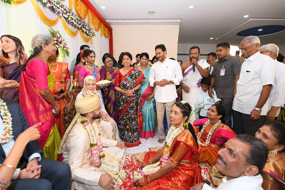 YS Jagan and YS Bharathi attends Wedding at Pulivendula Photos goes viral3