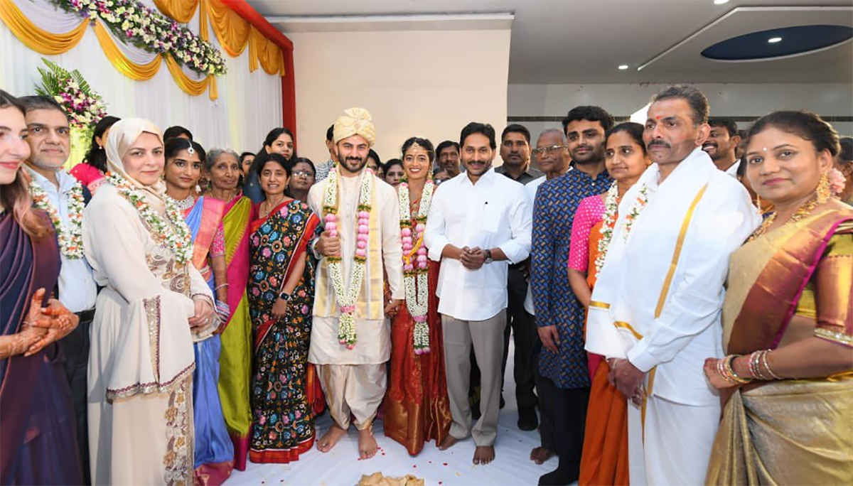 YS Jagan and YS Bharathi attends Wedding at Pulivendula Photos goes viral4