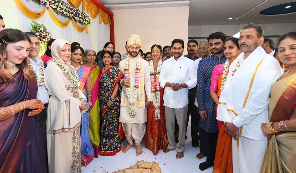 YS Jagan and YS Bharathi attends Wedding at Pulivendula Photos goes viral5