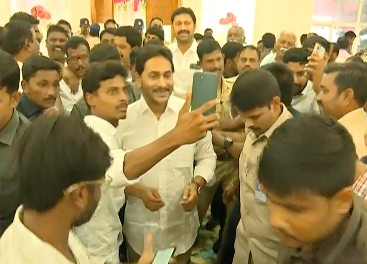 YS Jagan and YS Bharathi attends Wedding at Pulivendula Photos goes viral11