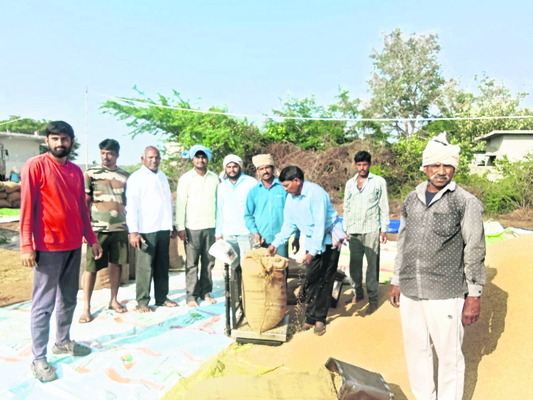 మహిళా కూలీలకు మంత్రి కుశల ప్రశ్నలు2