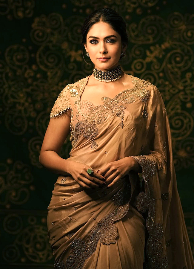 Mrunal Thakur Royal Look In Banarasi Silk Saree: Photos10