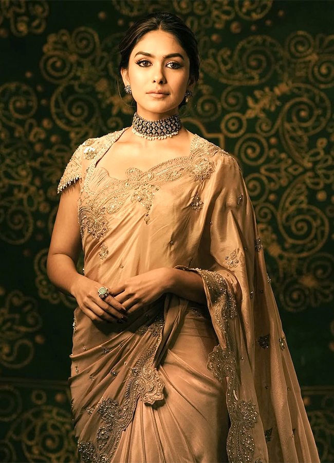 Mrunal Thakur Royal Look In Banarasi Silk Saree: Photos13