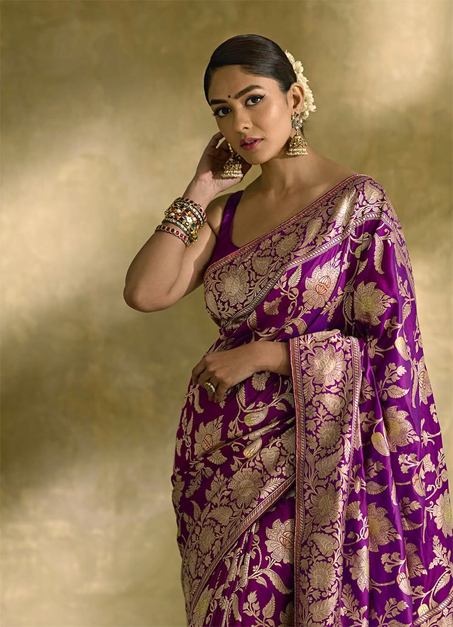 Mrunal Thakur Royal Look In Banarasi Silk Saree: Photos2