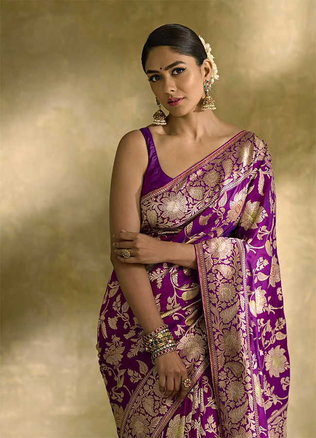 Mrunal Thakur Royal Look In Banarasi Silk Saree: Photos5