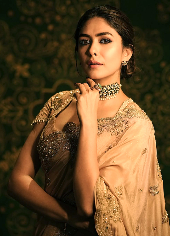 Mrunal Thakur Royal Look In Banarasi Silk Saree: Photos8