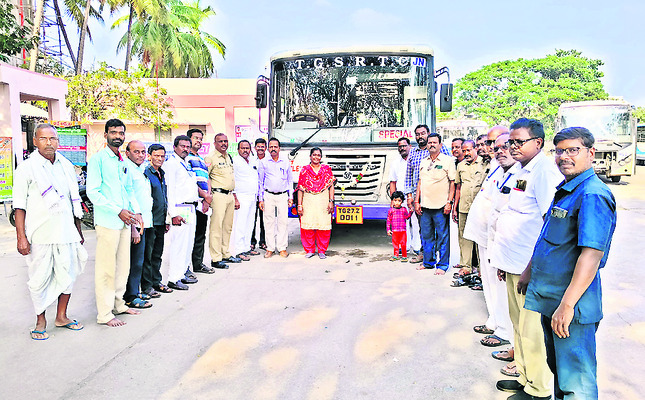 ఇందిరమ్మ ఇళ్ల సర్వే పరిశీలన1