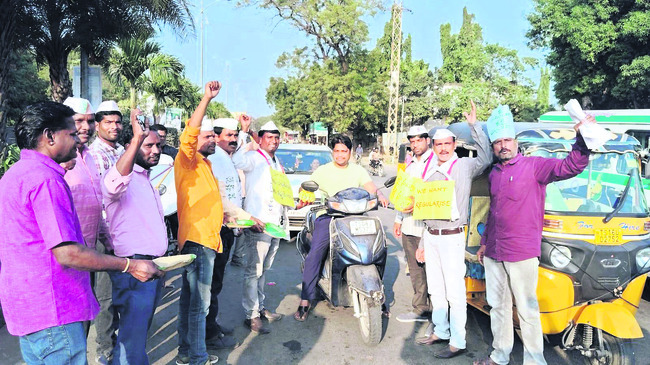 కొనసాగుతున్న రైల్వే గేట్‌ మరమ్మతులు 
1