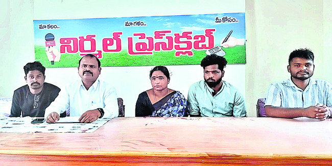 ఎదురెదురుగా   ద్విచక్రవాహనాలు ఢీ1