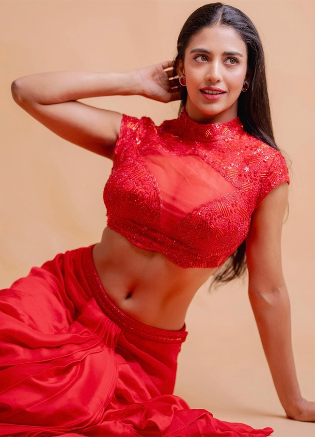 Actress Daksha Nagarkar Hot Photos Viral19