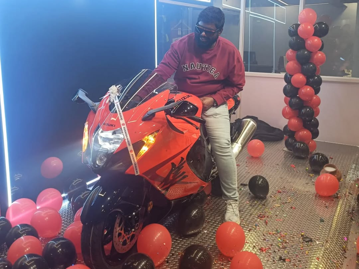 Popular Tollywood Comedian Harsha Chemudu Buys An Expensive Sports Bike Photos Viral6