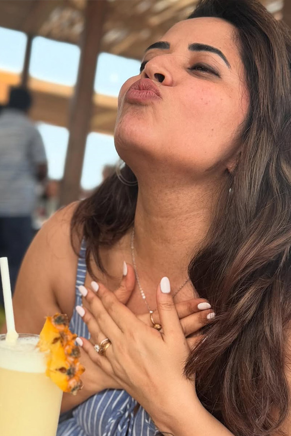 Anasuya Bharadwaj enjoys a vacation with her family Photos Viral12