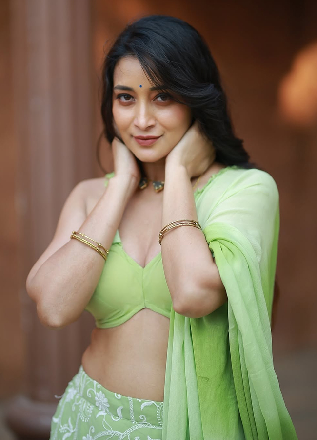 Bigg Boss Telugu Bhanu Shree photos goes viral4