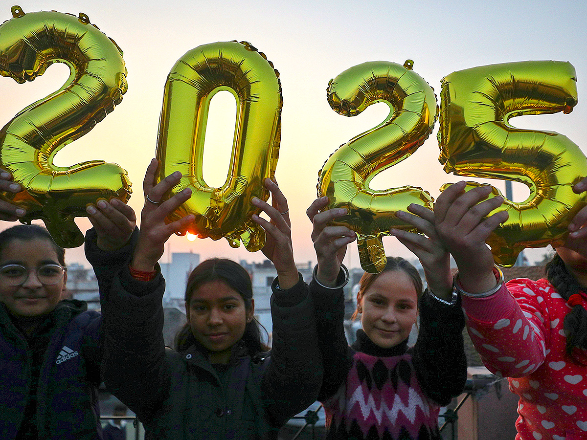 New Year 2025 Celebrations, Photos Goes Viral3