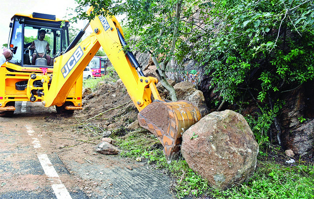 చాముండికొండపై దొర్లిన బండ 1