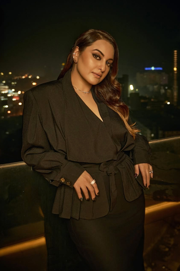 Bollywood Actress Sonakshi Sinha Glamorous Looks In Black Dress8