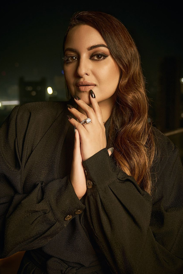 Bollywood Actress Sonakshi Sinha Glamorous Looks In Black Dress9