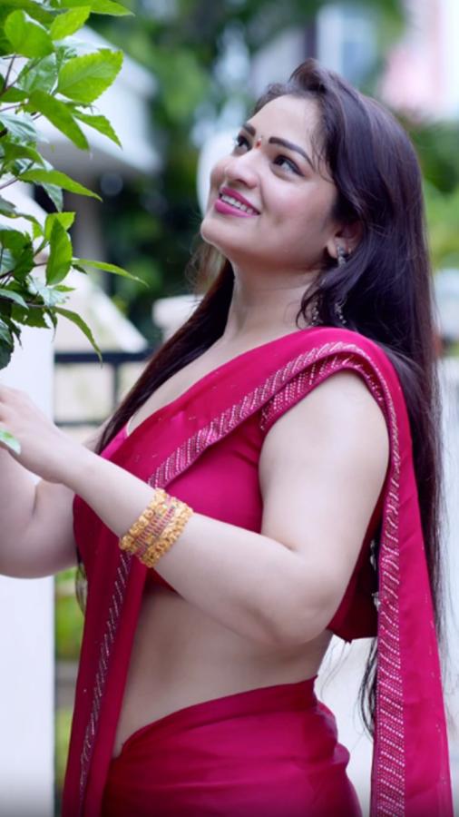 Bigg Boss Beauty Ashwini Saree Pics Goes Viral8