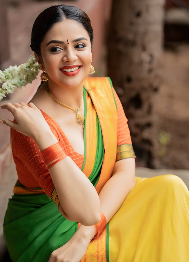 Anchor Sreemukhi New Photos HD13