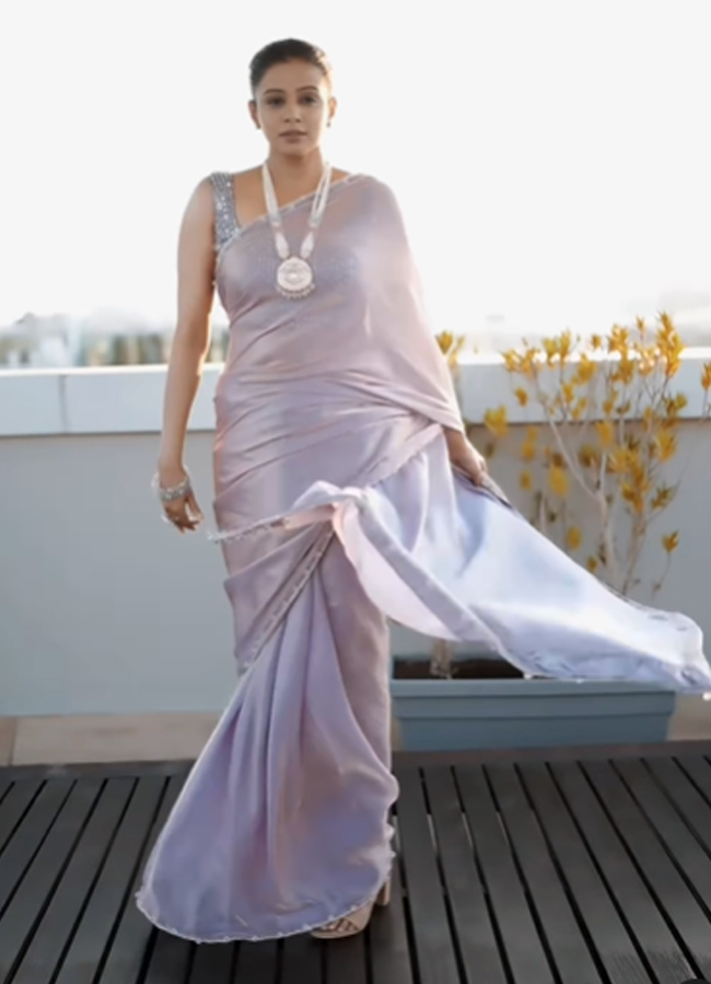 Priyamani looks stunning in a beautiful saree15