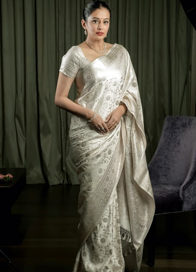 Priyamani looks stunning in a beautiful saree4