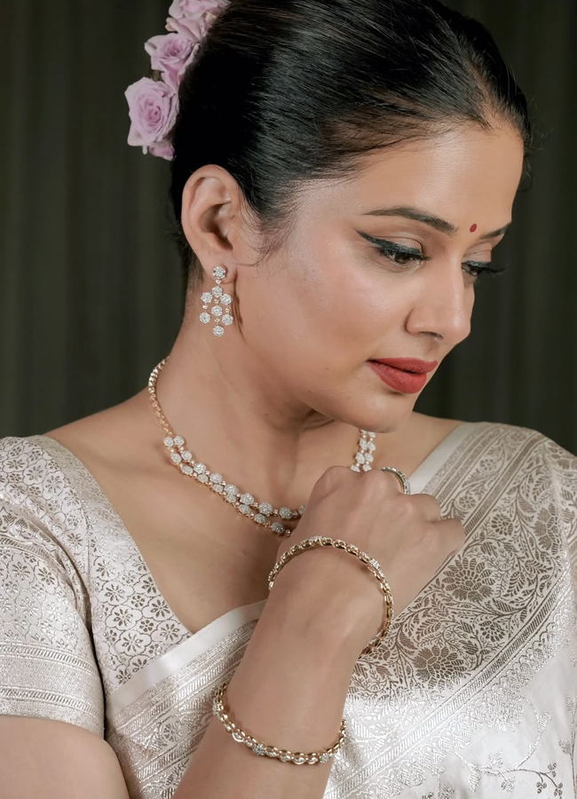 Priyamani looks stunning in a beautiful saree8