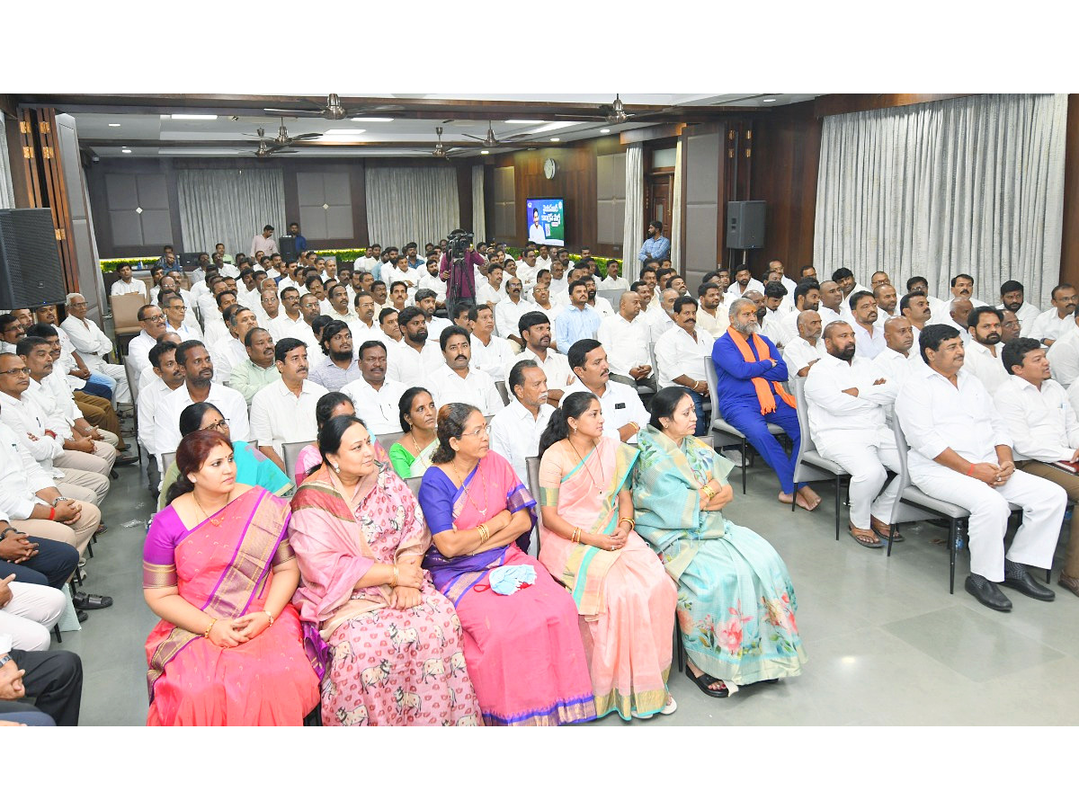 YS Jagan Interesting Comments at Srikakulam YSRCP Leaders Meeting Photos12