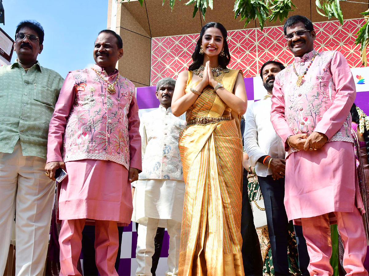 Actress Meenakshi Chaudhary Launch Shopping Mall At Kadapa Photos2