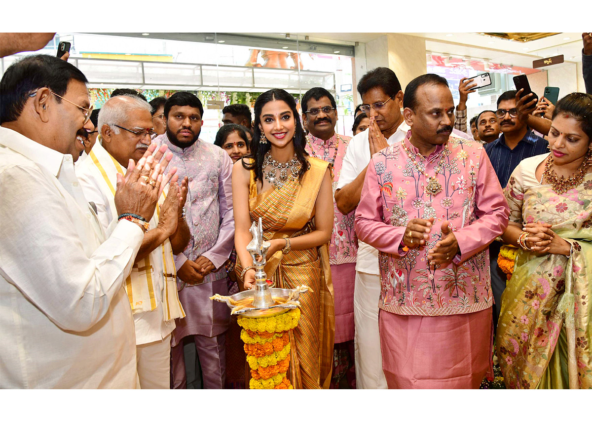 Actress Meenakshi Chaudhary Launch Shopping Mall At Kadapa Photos3