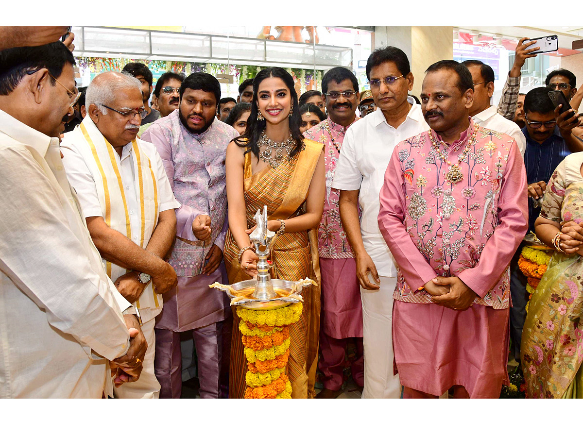 Actress Meenakshi Chaudhary Launch Shopping Mall At Kadapa Photos4