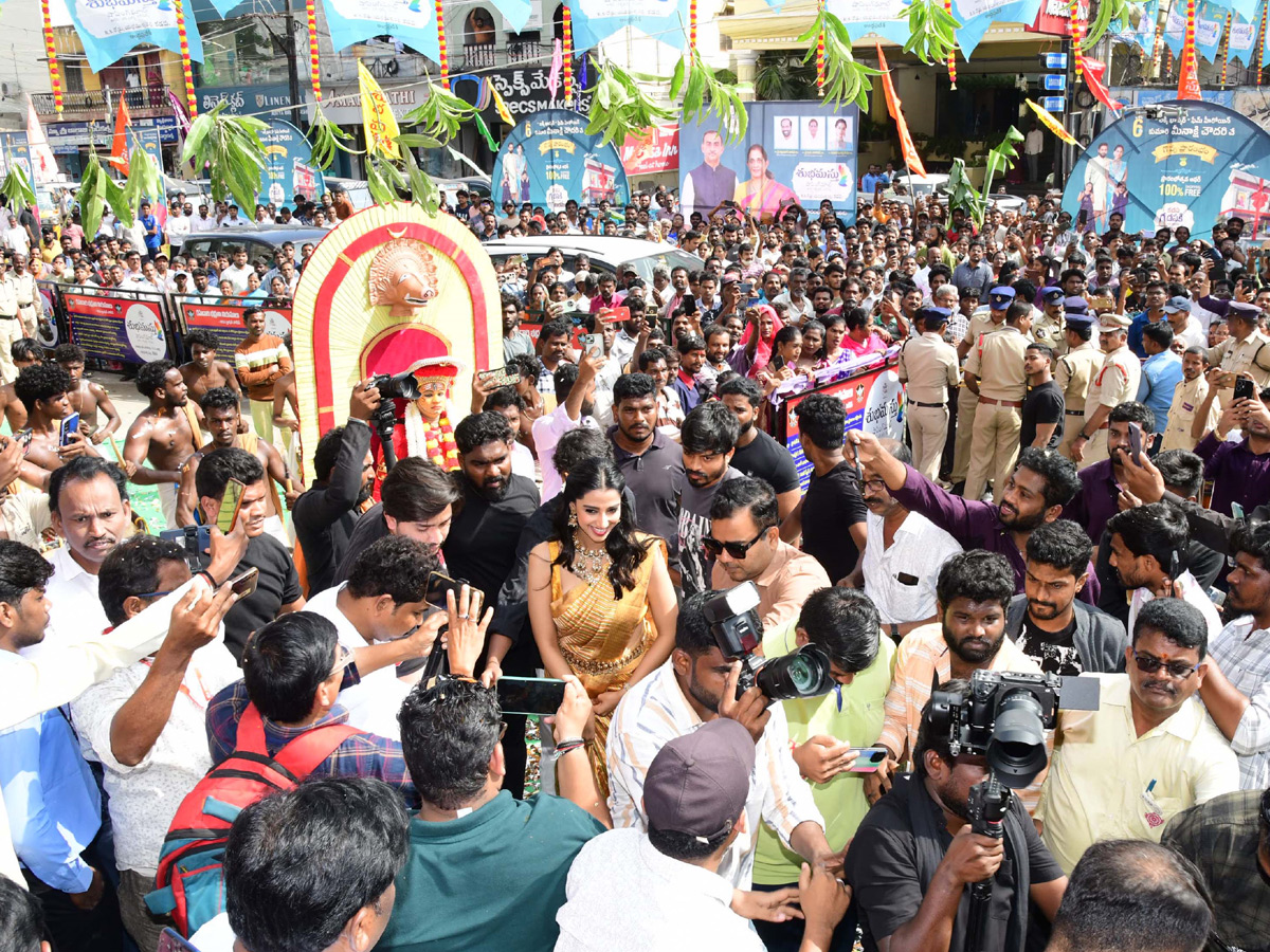 Actress Meenakshi Chaudhary Launch Shopping Mall At Kadapa Photos5