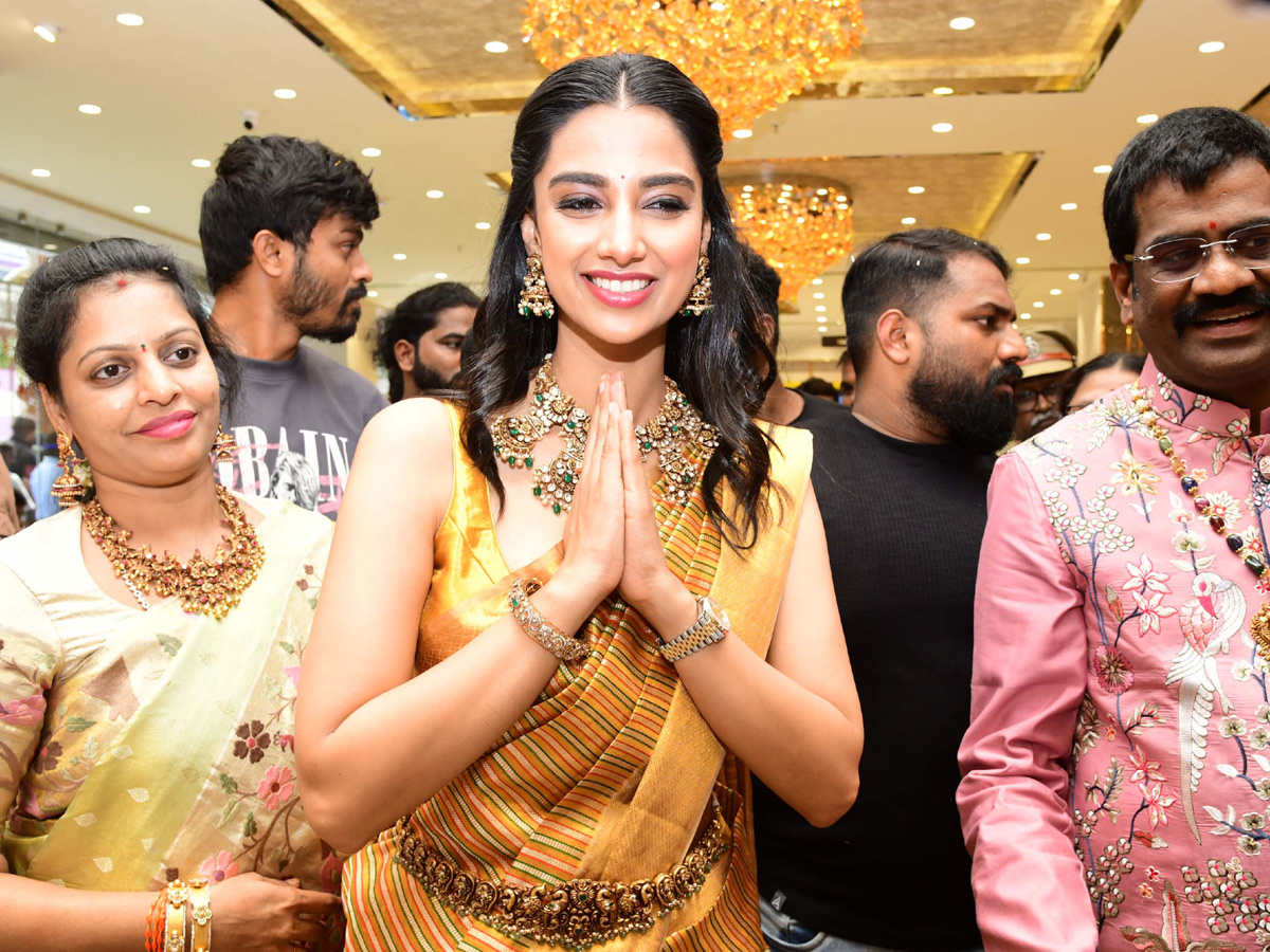 Actress Meenakshi Chaudhary Launch Shopping Mall At Kadapa Photos6