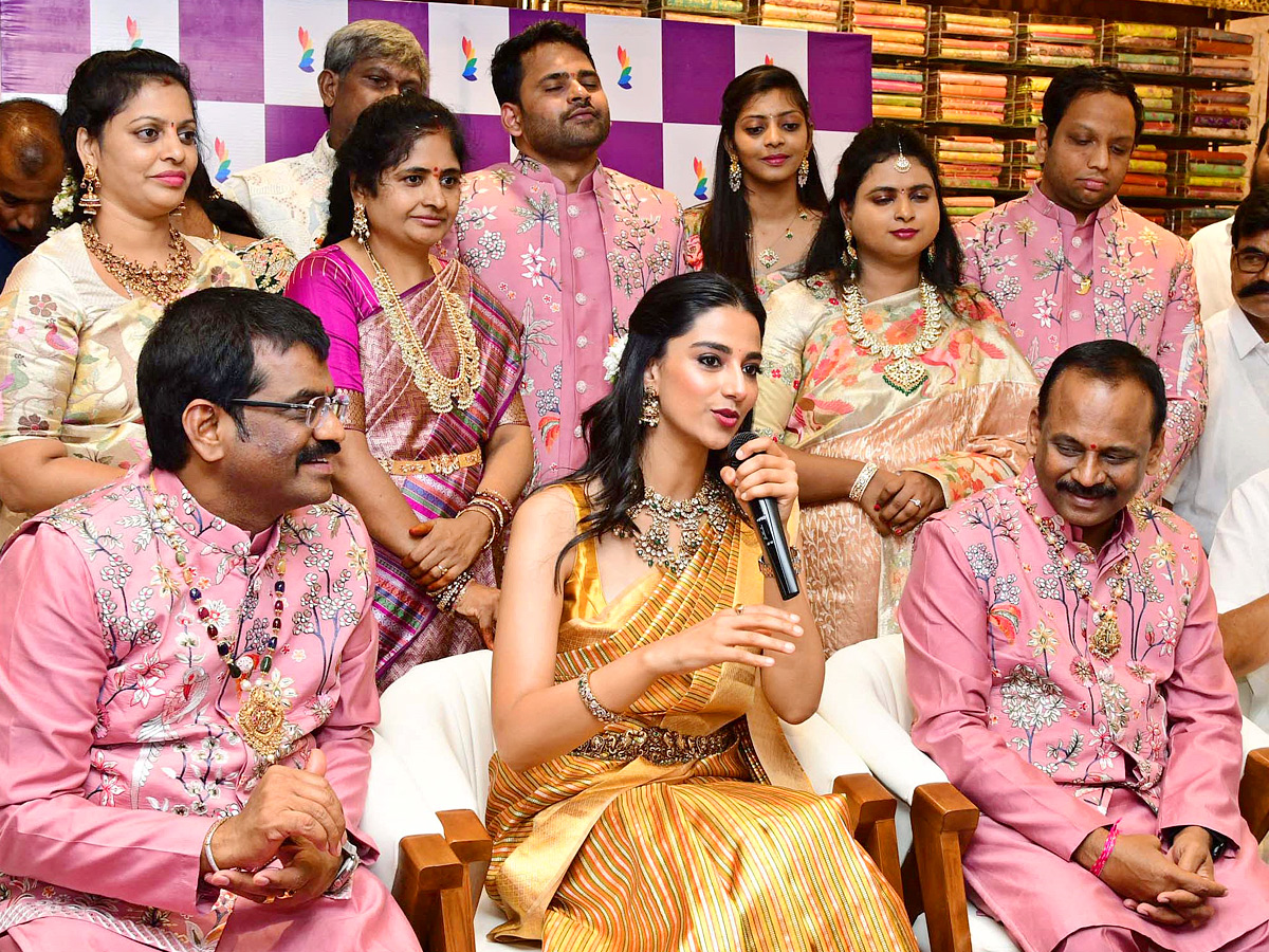 Actress Meenakshi Chaudhary Launch Shopping Mall At Kadapa Photos10